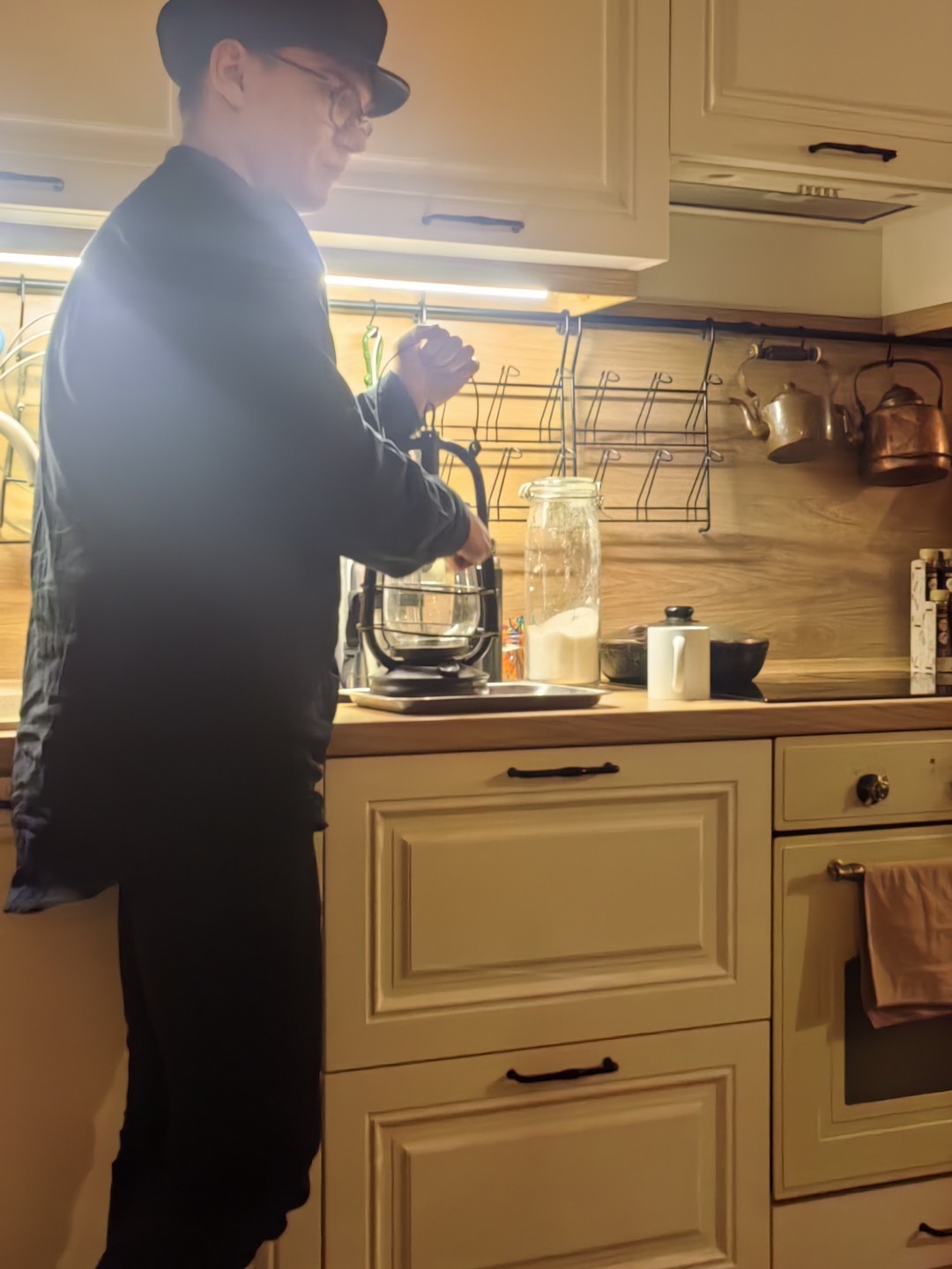 Замечательна экскурсия. Погрузились в сказк. И фонарщик, и рассказчица превосходны. Прогулка с настоящими фонарями, даже в