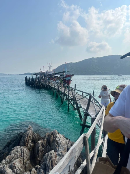 Сам остров красив, а точнее его пляж с бирюзовой водой, мелкий белоснежный песок и скалы (девочки, фоточки будут суперские)