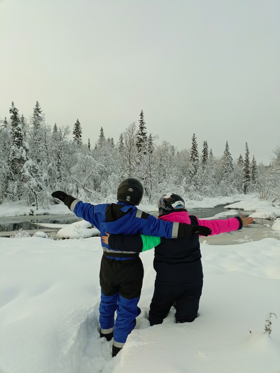 Катание на снегоходах было супер! Провели инструктаж, выдали обмундирование:шлемы, комбинезон, супертеплые сапоги и отдельное спасибо за