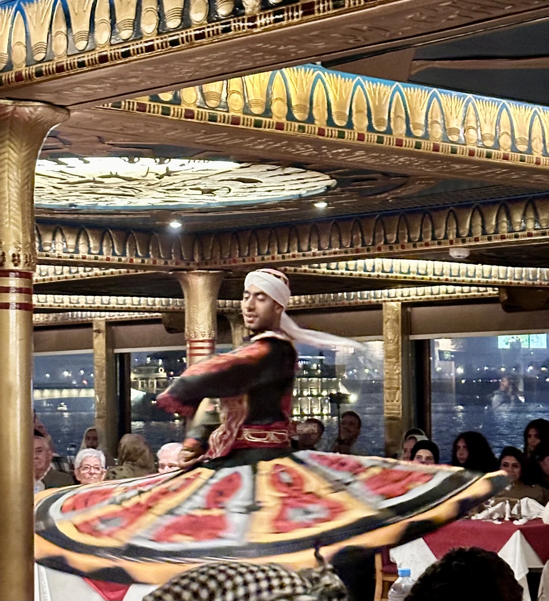 Хотела написать отзыв о прекрасном вечернем времяпровождении на прекрасном двухпалубном корабле по Нилу. Ахмед забрал нас