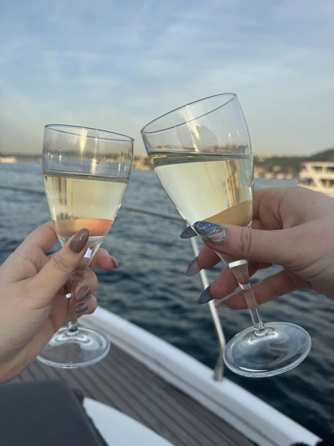 Нам очень понравилась прогулка на яхте💃мы остались довольны… закат невероятно красивый 😍 Команда вообще классная🫶 угостили