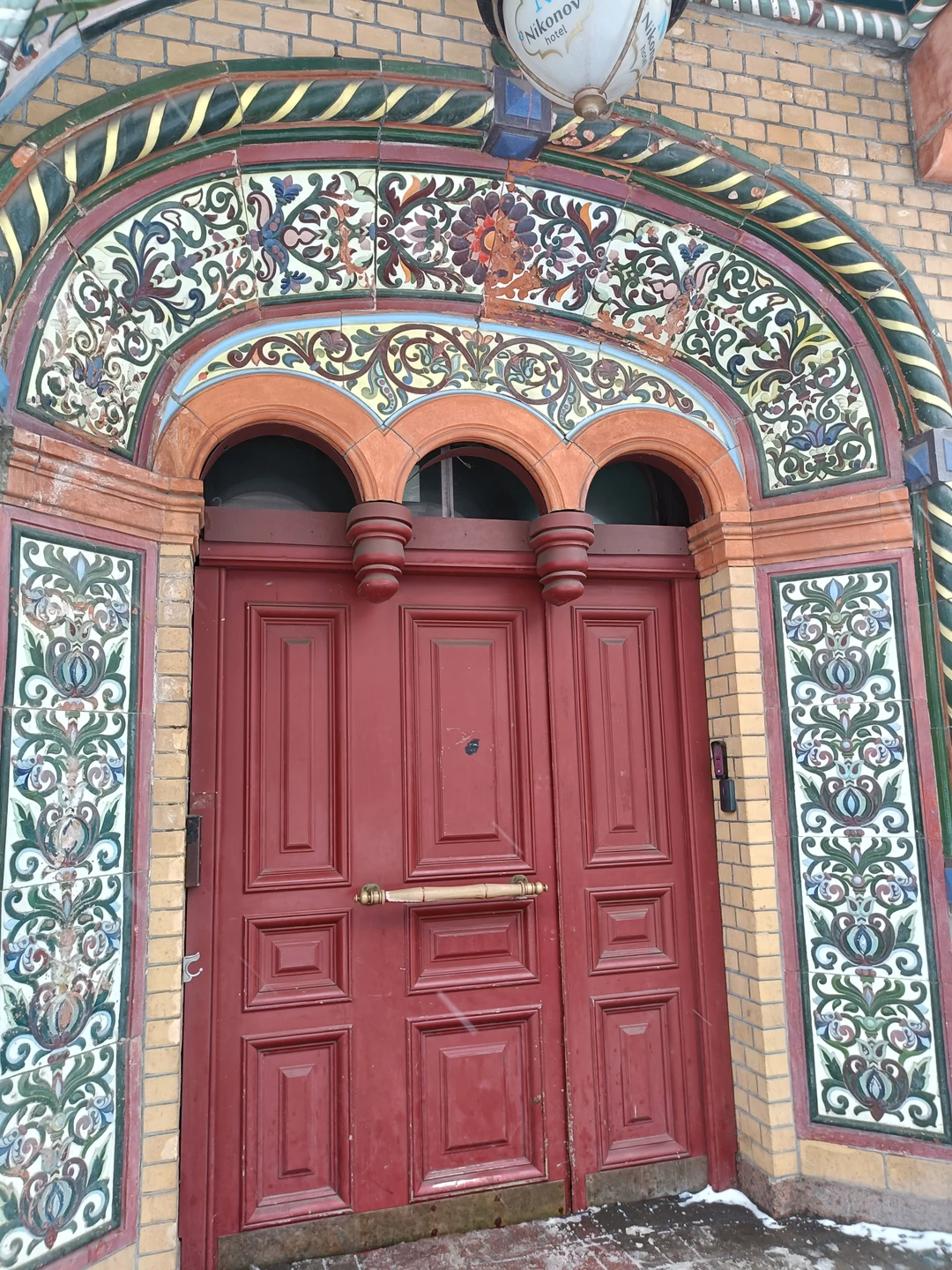 Гид Юлианна плела увлекательную нить рассказа, уместив в экскурсию и историю и быт петербуржцев. Стиль "обшарпе"