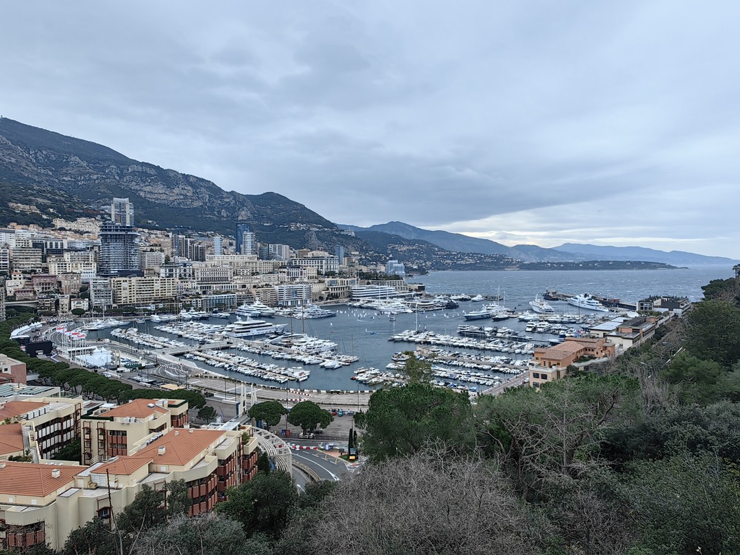 Наталья провела нам очень интересную экскурсию, охватывающую разные моменты истории и культуры городов лазурного побережья, которые