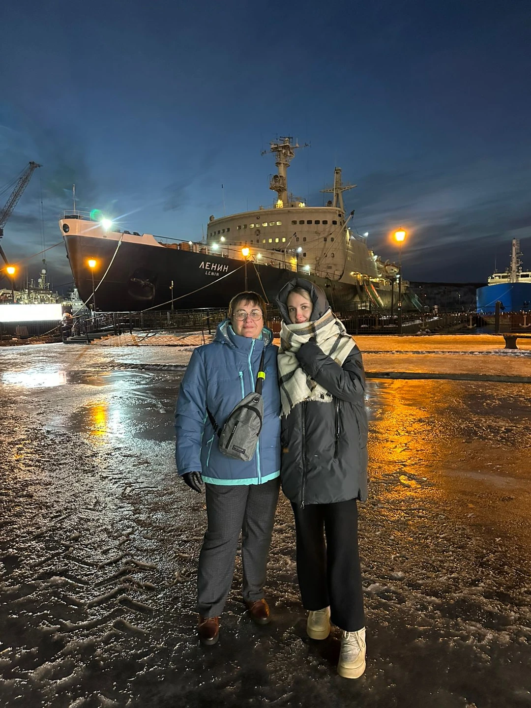 1 декабря Александр встретил нас с аэропорту и провёл обзорную экскурсию по Мурманску. Всё было очень