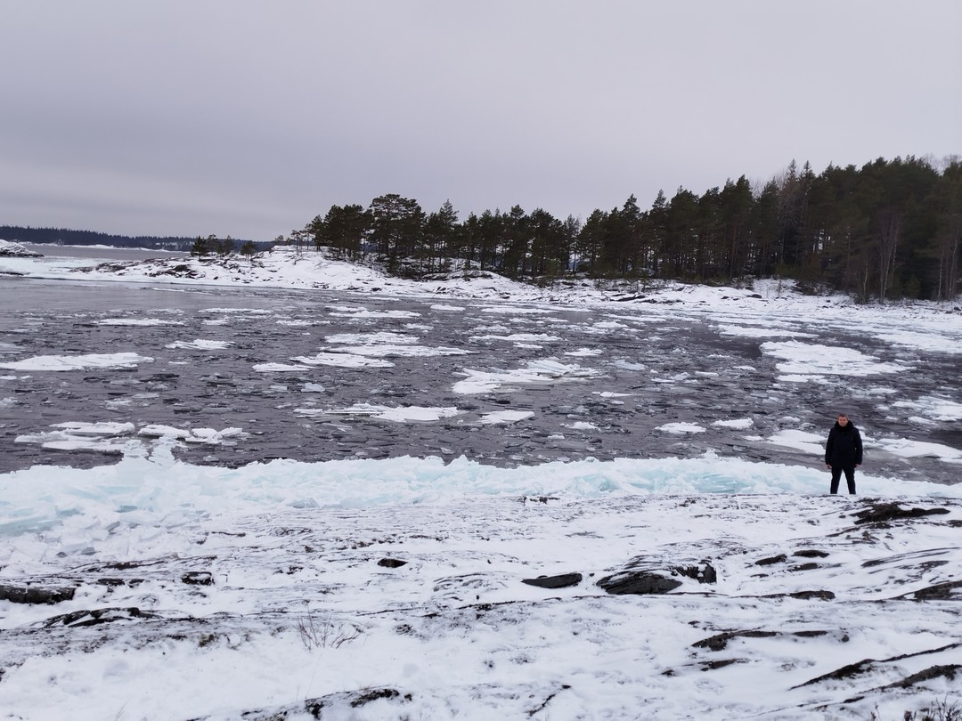Невероятные впечатления от поездки, потрясающие виды зимней Ладоги, очень комфортная лодка. С нами был прекрасный капитан,