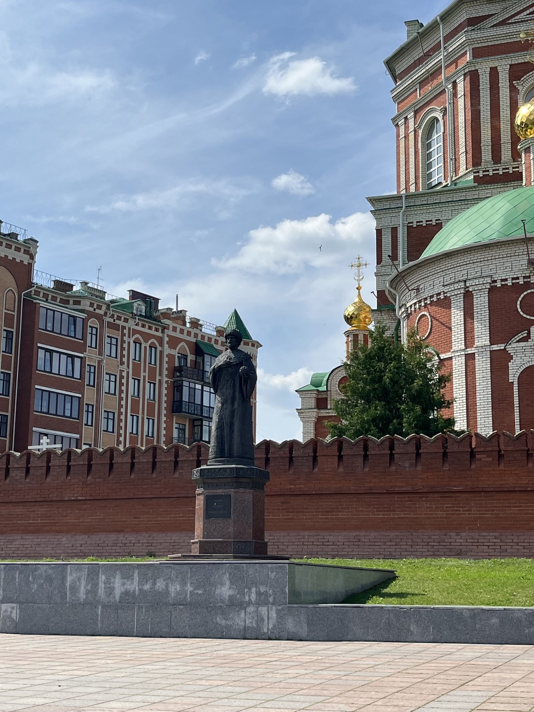 Валерий прекрасно провел экскурсию, ответит на любой вопрос. Легко и с юмором проводит по главным местам