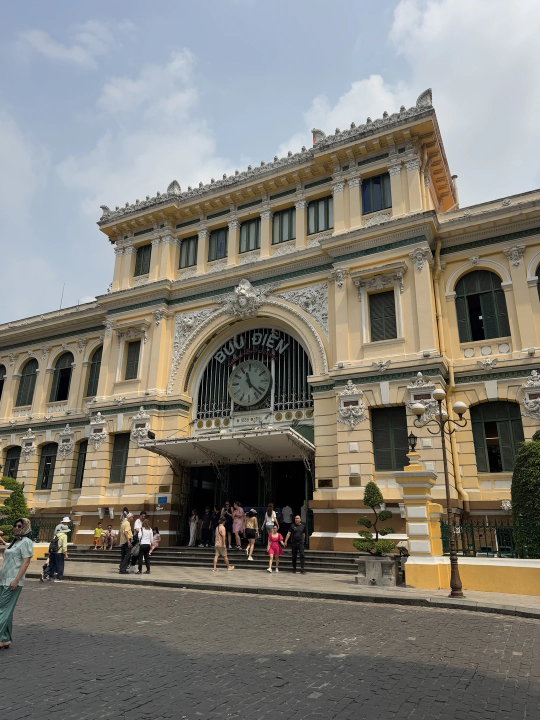 У нас было всего два дня в Хошимине, хотели познакомиться с главными достопримечательностями города. Ирина достаточно