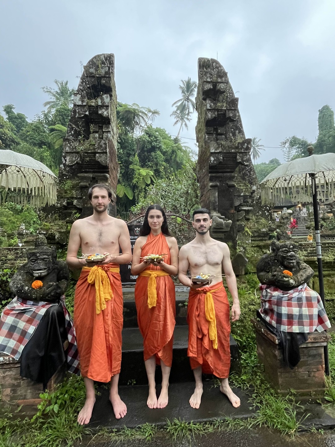 Все четко! Получили массу впечатлений несмотря на ливень. Обезьяны стащили только пакет к орешками и бананами