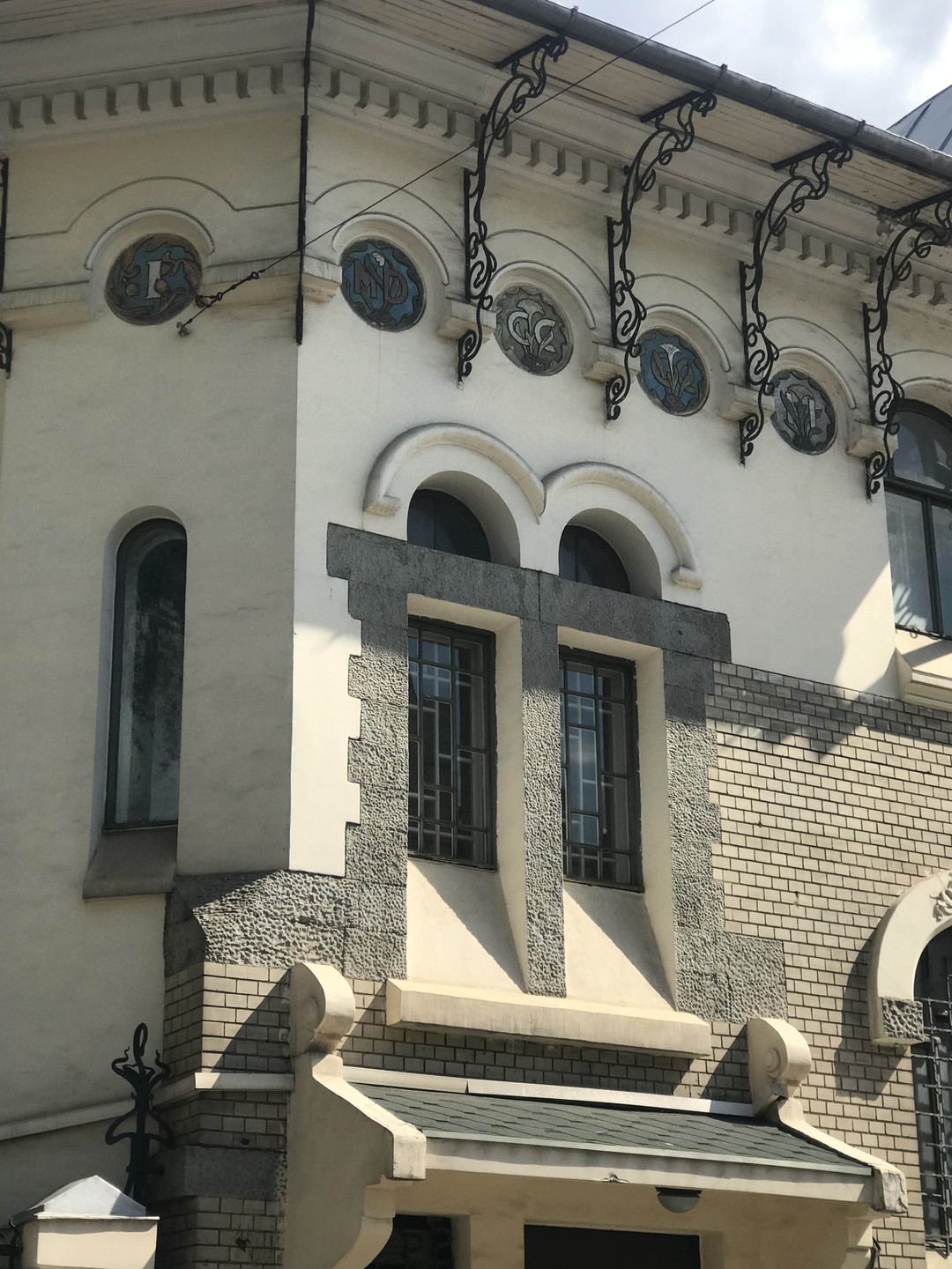 Экскурсия с интригующим названием, показалась утомительной, слишком долгое стояние у объектов, неожиданно многочисленная группа, человек 30