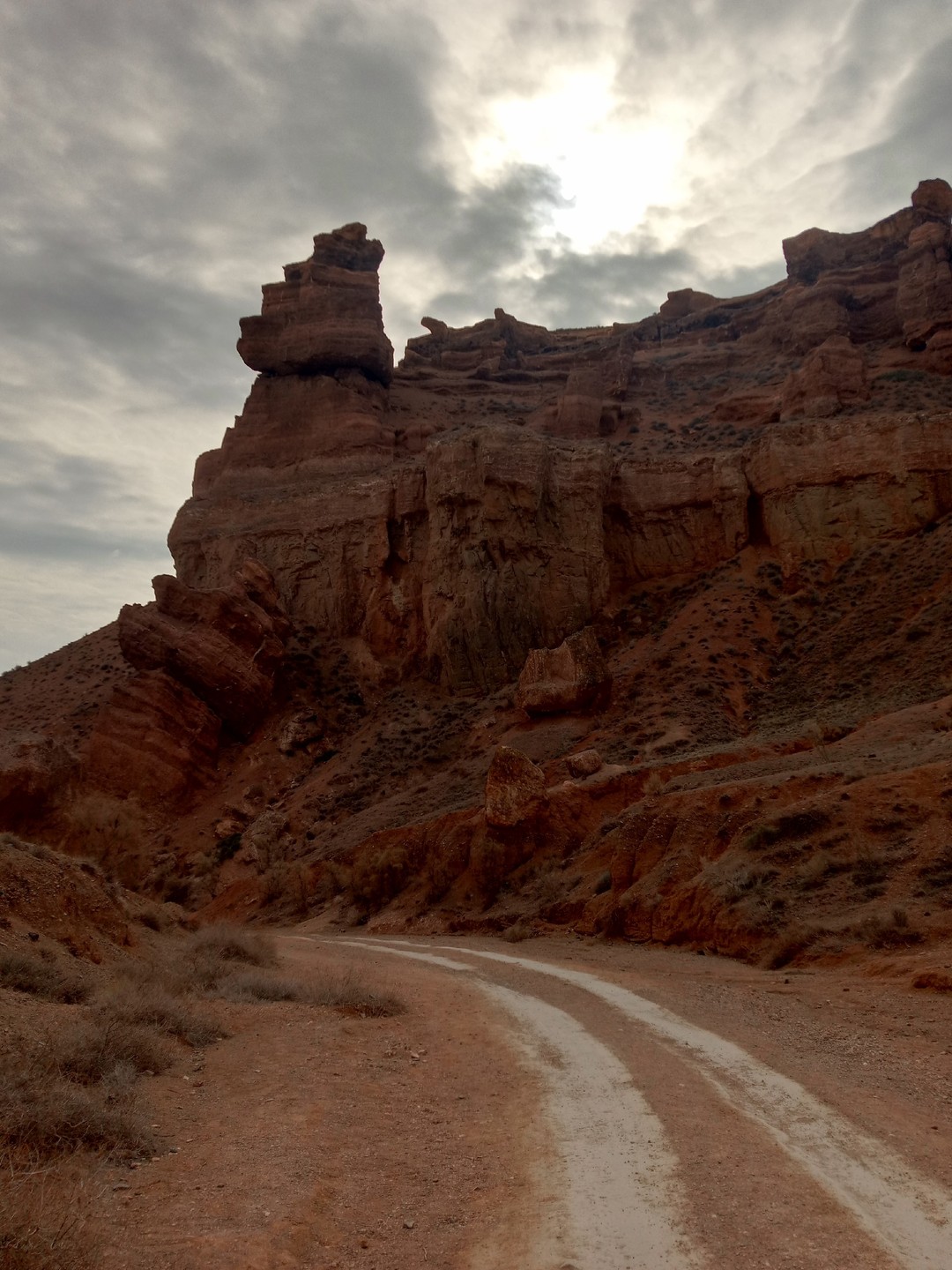 Экскурсия прошла насыщено. Мы посетили каньоны, перевалы, горные озера. Климат Заилийского Алатау изменчевый, как и любой