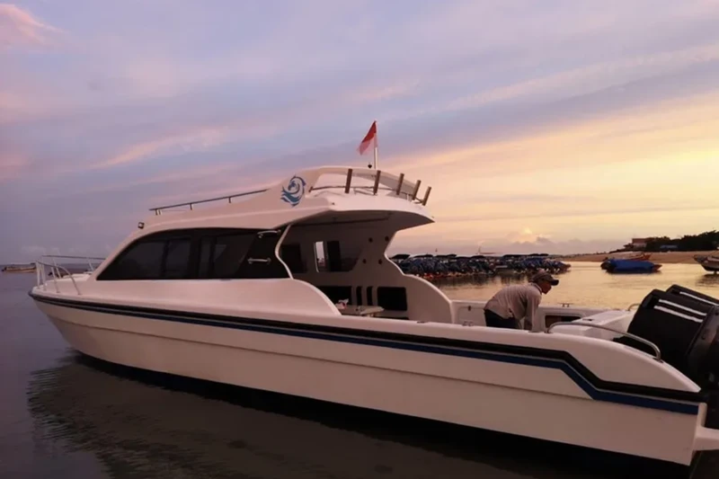 Закат на воде у берегов Бали