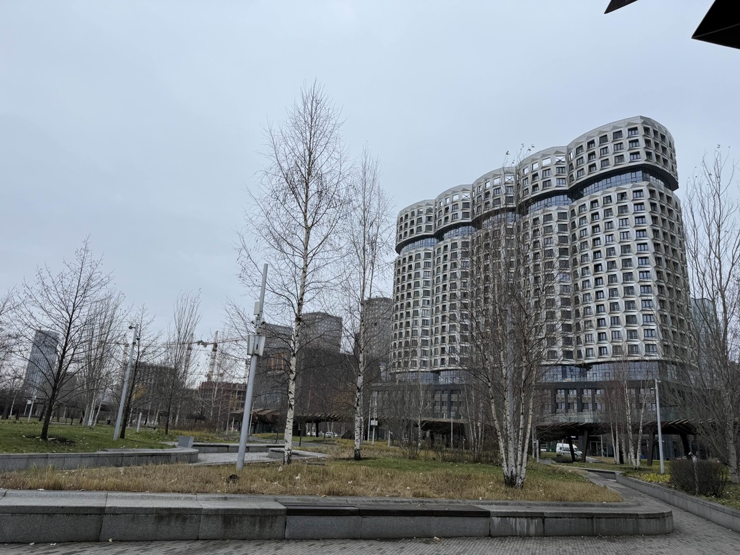 Давно хотели побывать в ЗИЛАРТе и оказалось, что есть экскурсия. Соня замечательный рассказчик, много распечатанного материала