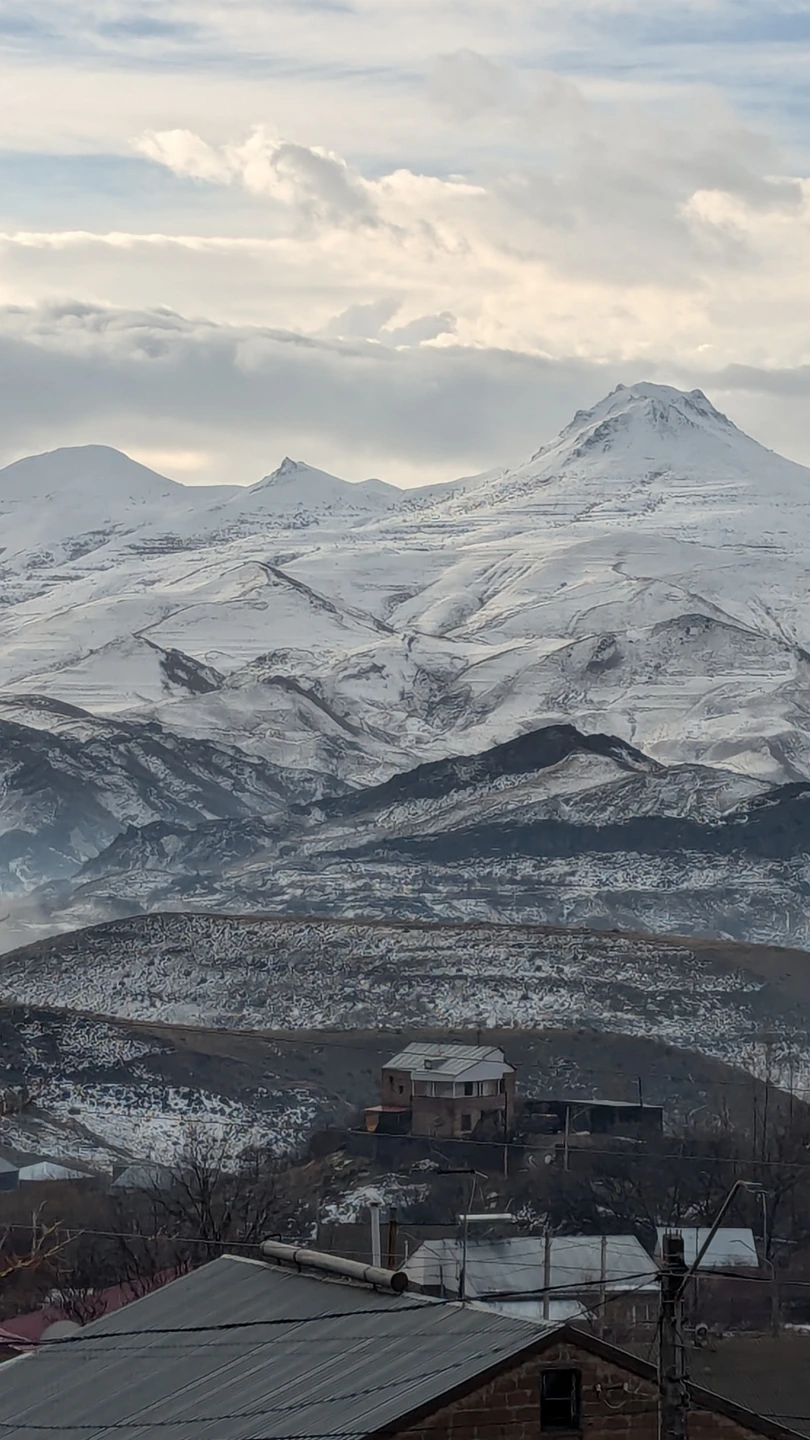 Юг Армении рекомендую обязательно к посещению дорога проходит через живописные места а ещё когда с вами