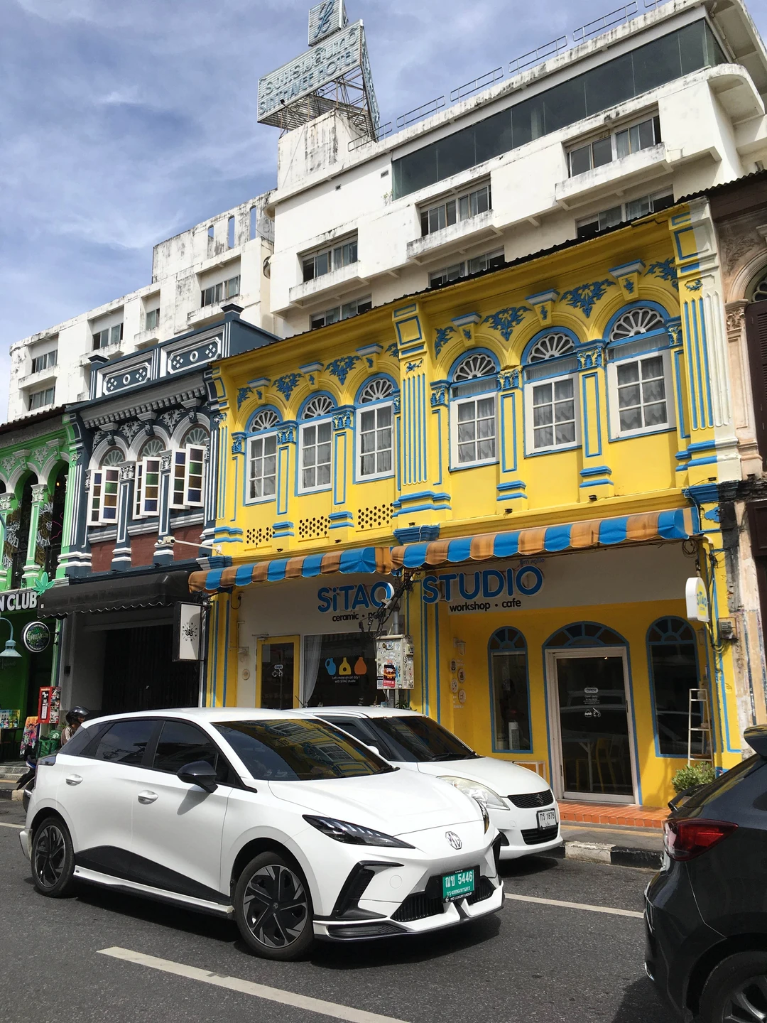 Экскурсия очень понравилась. Понравилась нестандартная подача материала Дмитрием, его юмор. Узнали о буддизме, истории Тайланда, королевской