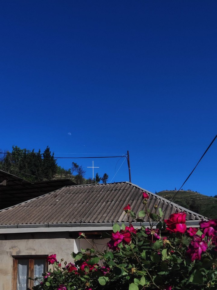 Хороший вариант для путешественников, которым нравится изучать локации самостоятельно, но интересно узнать факты об истории города