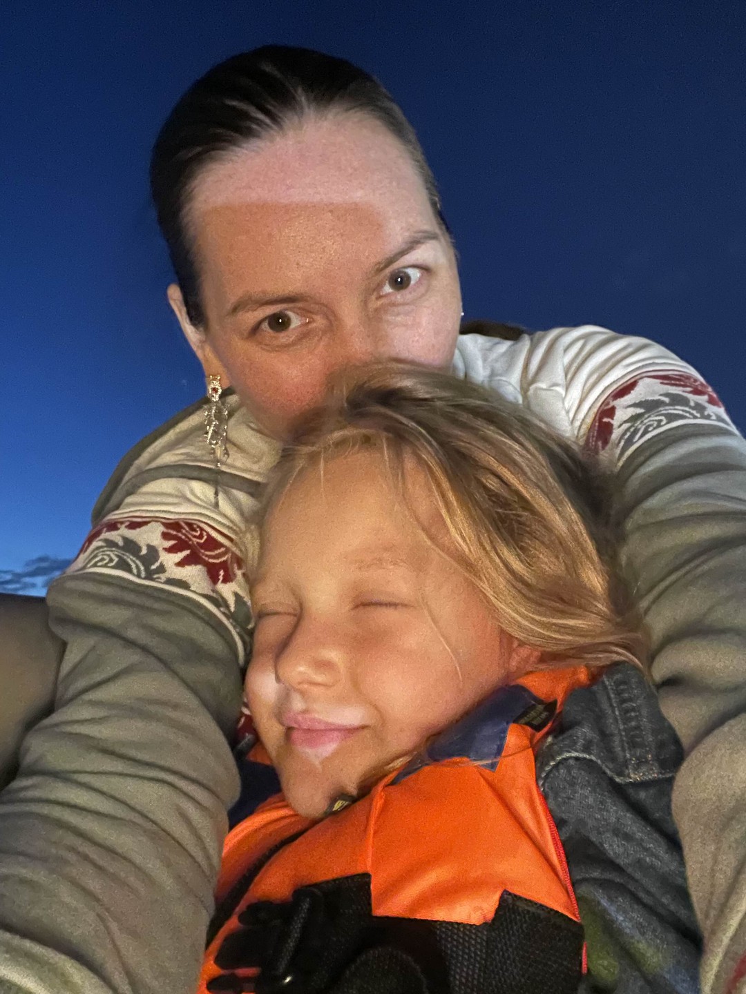 Все было прекрасно, дети спали😂, взрослые кайфовали. Посмотрели разведение 2-х мостов, прослушали обзорную экскурсию по каналам