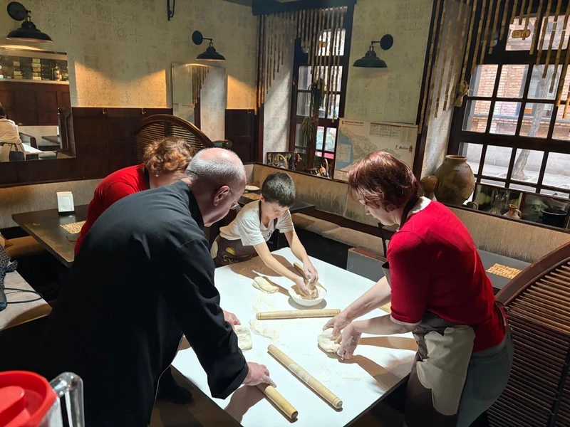 Огромное спасибо за душевный вечер! Очень интересно, познавательно, пои этом интелегентно и с юмором! С нами