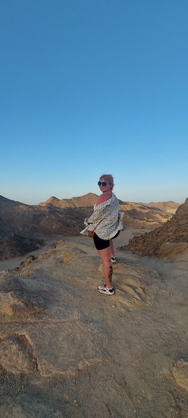 надо обязательно трекенговые кросовки для подъёма на горру, что б увидеть закат и русскоязычного рассказчик про