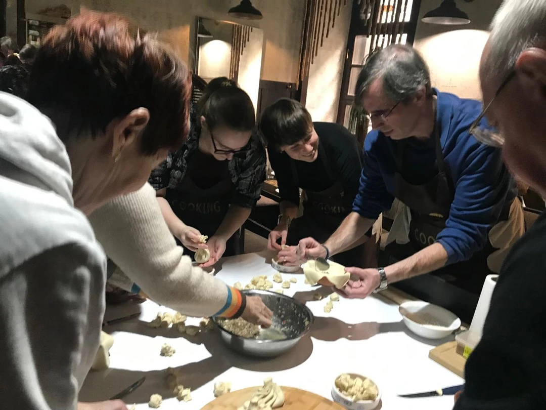 Участвовали в кулинарном мастер-классе по приготовлению хинкали и хачапури. Остались в полнейшем восторге! Александр и Нина