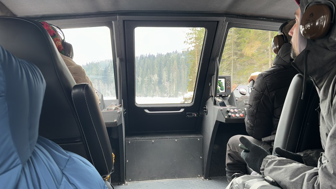 Очень понравилась поездка, в аэролодке тепло и комфортно. Выходили один раз на лед около замершего водопада