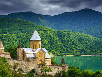 Церковь в Гергети, арка Дружбы, крепость Ананури, первая встреча с Тбилиси