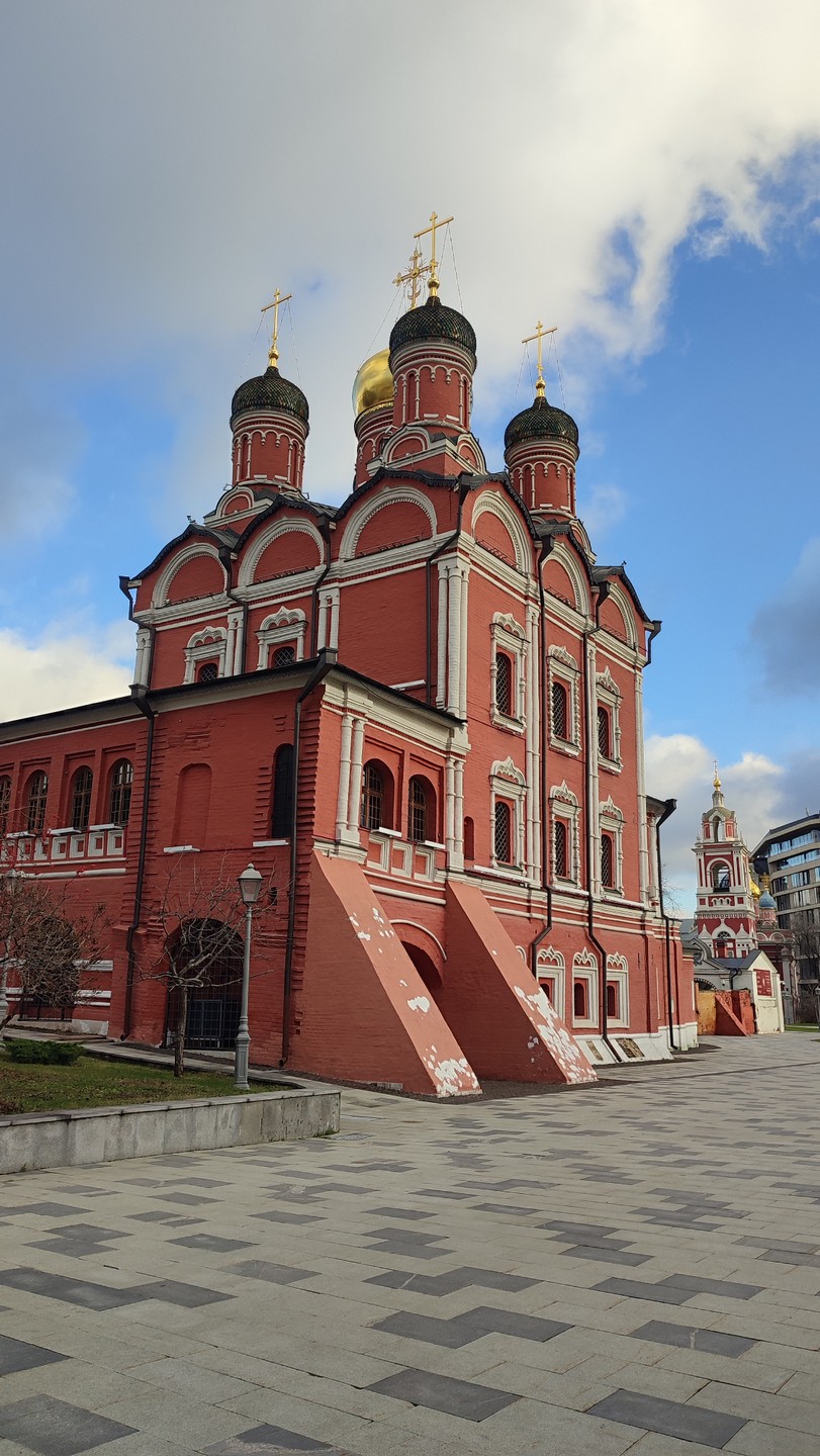 Отличная и действительно нескучная экскурсия вокруг Красной площади с интересной подачей материала