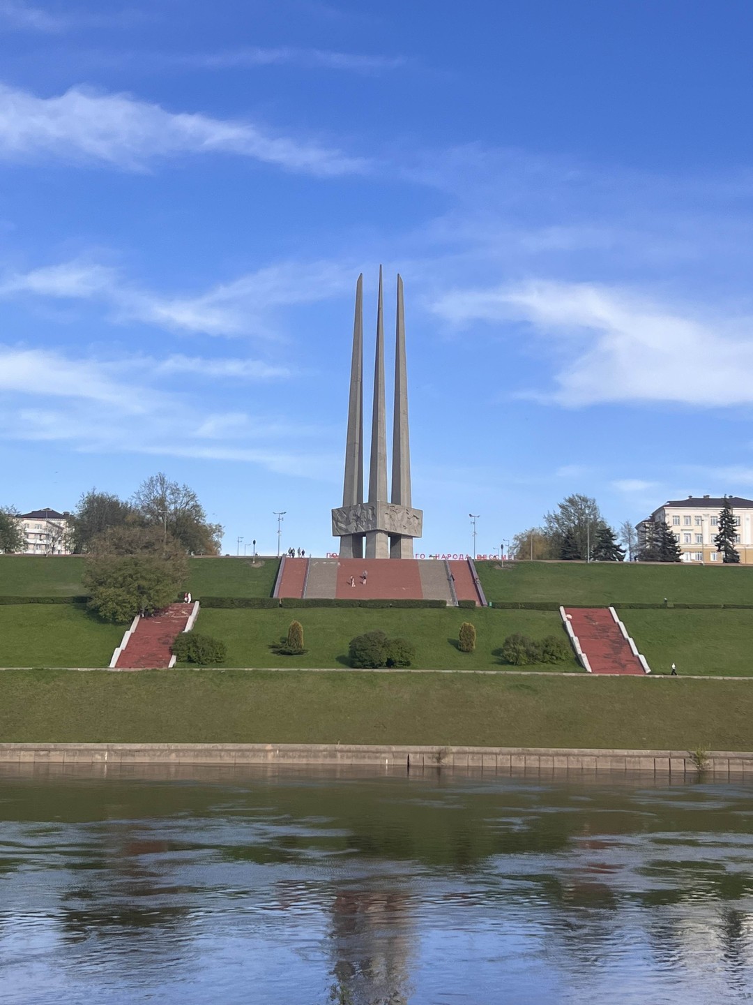 С нами гуляла Светлана. Оказалось, что она бывший директор музея. Это был приятный поворот) плюс было