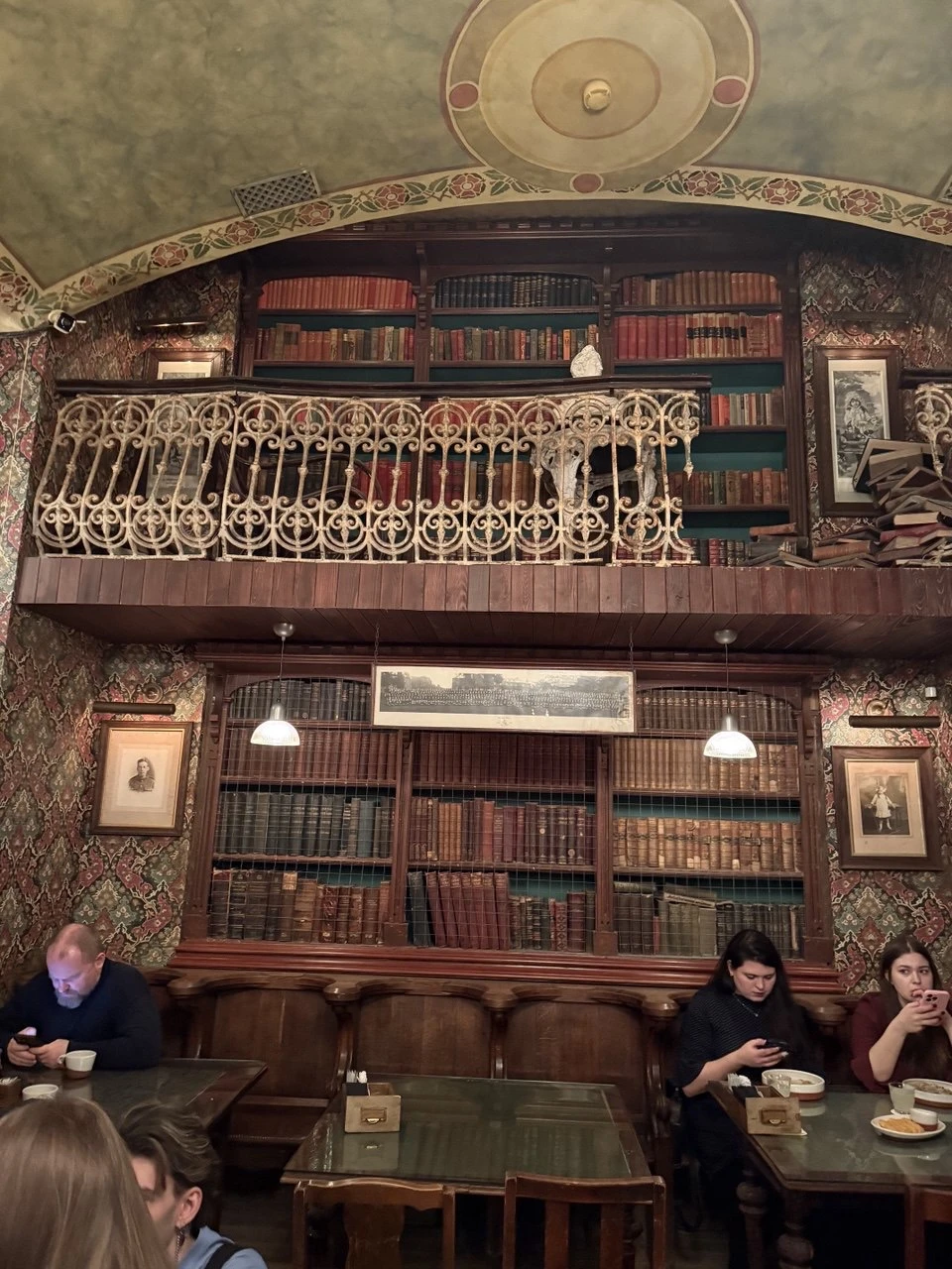 Экскурсия нам очень понравилась. Гид Наталья - очень увлеченный историей и архитектурой человек, помогла нам совсем