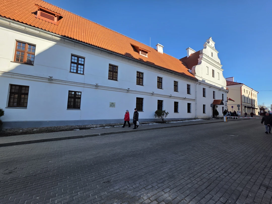 У нас была очень душевная экскурсовод Татьяна, она не перегружала рассказ о городе историей, но при
