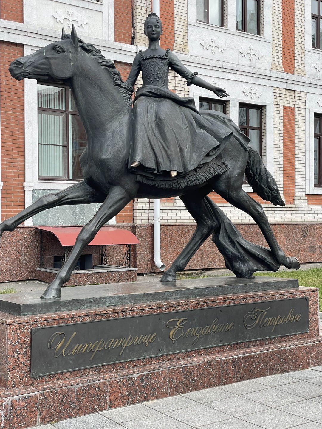 Посетили Йошкар-Олу 2 ноября с замечательным экскурсоводом Татьяной и профессиональным водителем Анатолием. Очень понравилось и знакомство