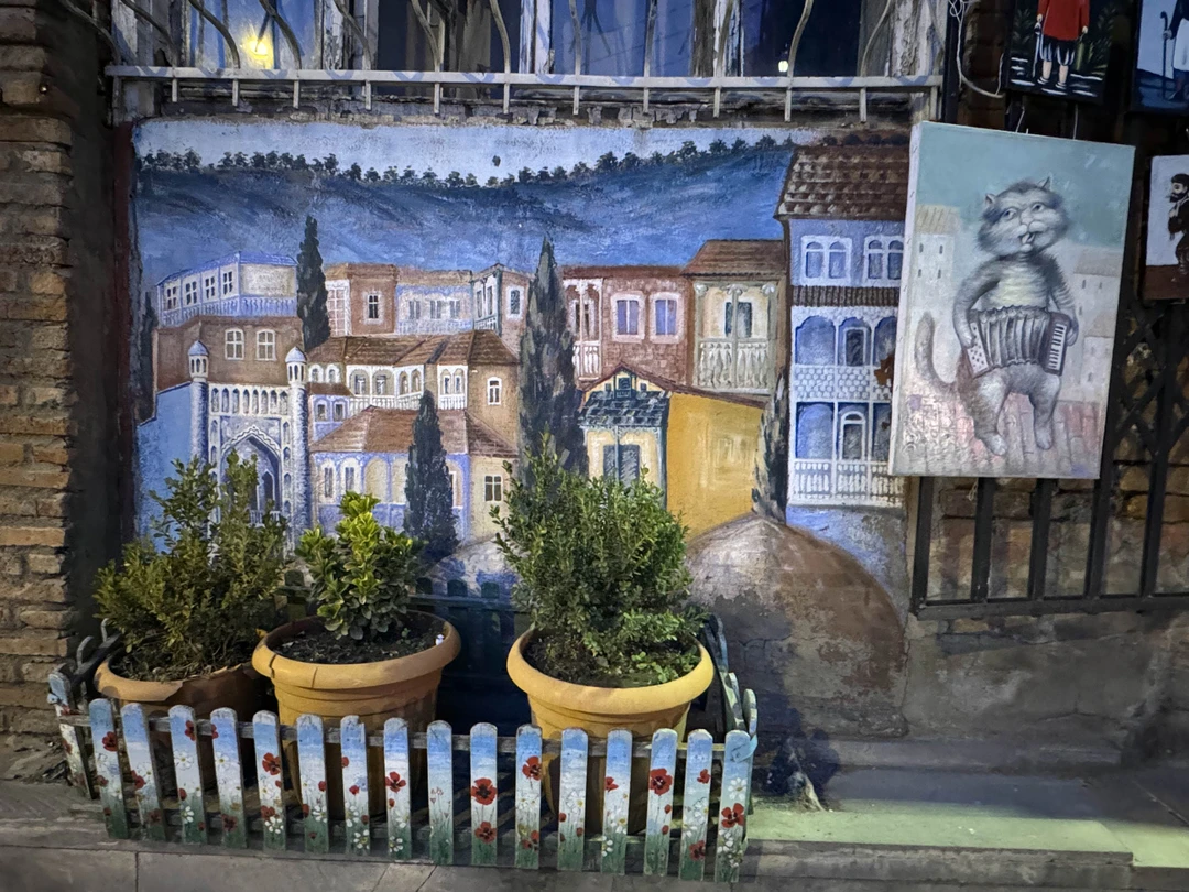 Отличный вечер, проведенный в Тбилиси. Очень интересный и любящий свой родной город гид. Это экскурсия-беседа, открывающая