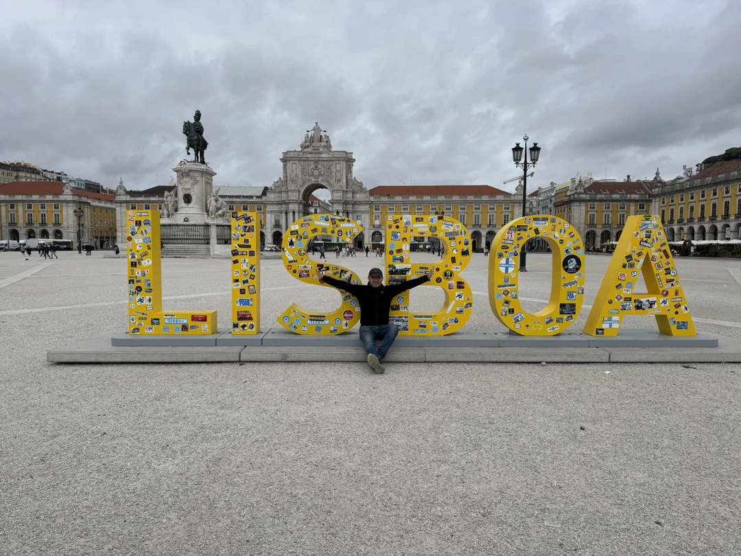 Очень рекомендую Оксану, вежливая культурная с приятным голосом, неспешная прогулка по Старой части, интересная информация о