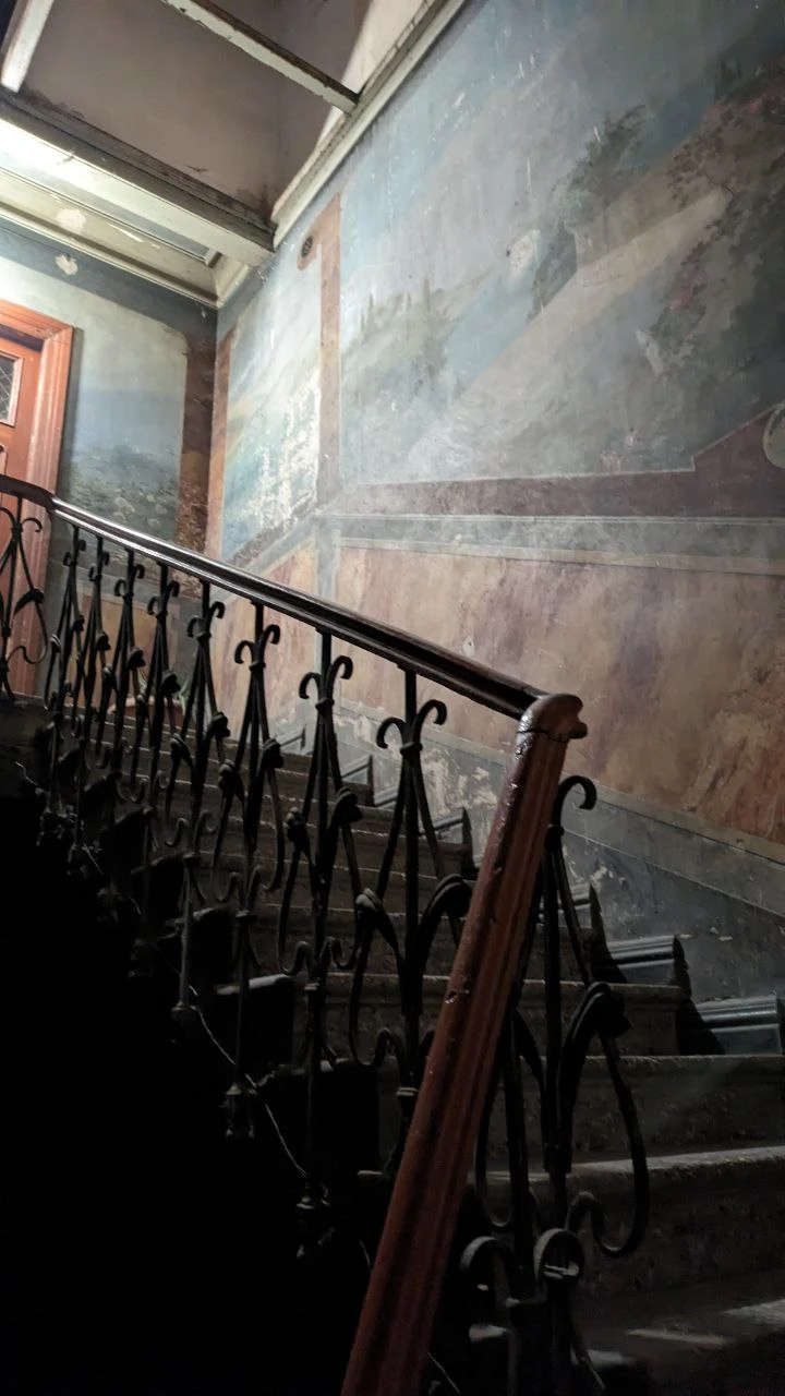 Молодой человек в костюме тройка и в пальто, с волшебным чемоданчиком, в котором можно найти интересные