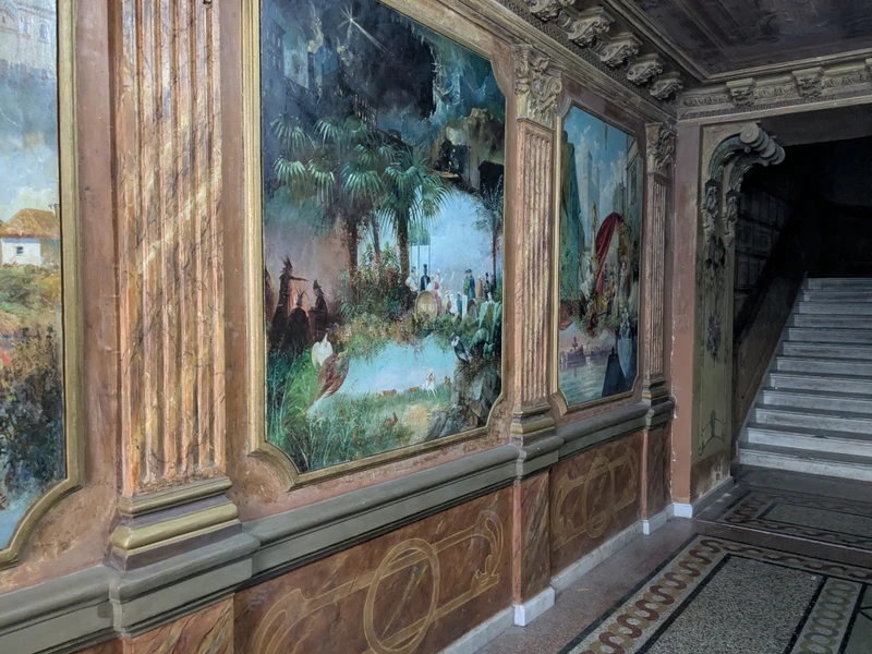 Прекрасная нестандартная прогулка с Малхазом по Тбилисским улочкам и дворикам. Знающий, внимательный экскурсовод. Заботливо относится к