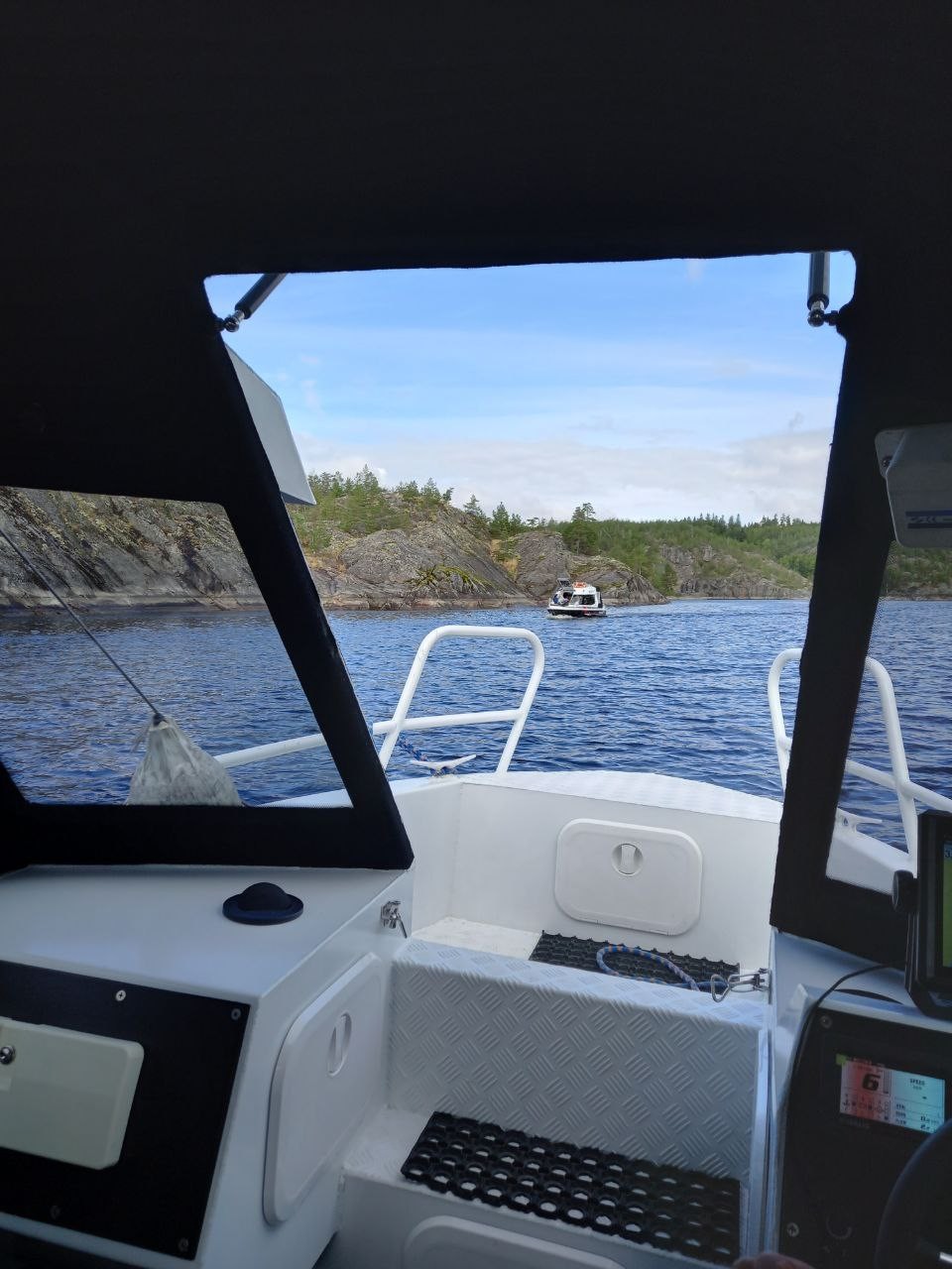 Это не просто трансфер до Валаама, а интересная, живая, не перегруженная нудной энциклопедичностью экскурсия. Шхеры прекрасны