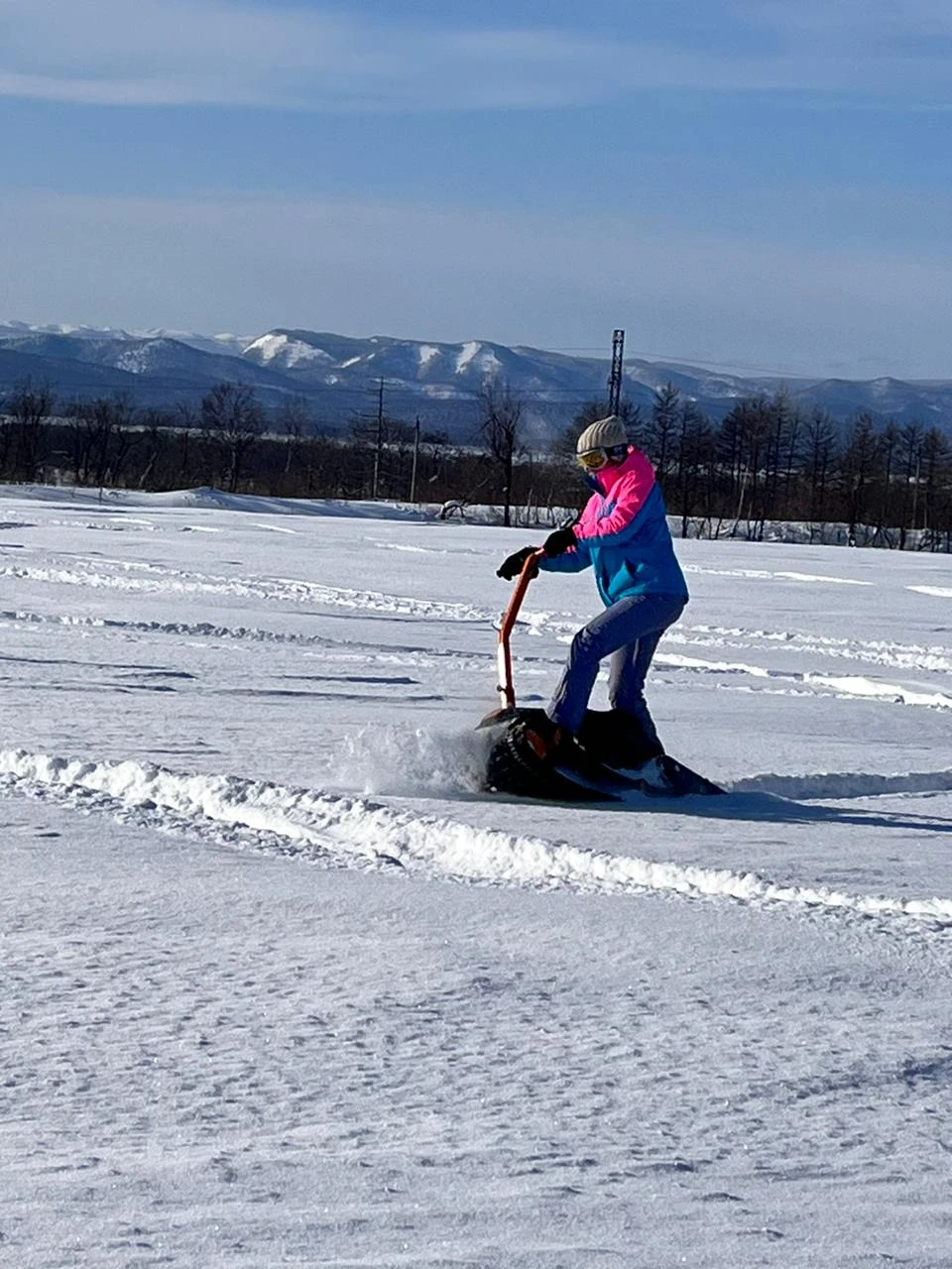Приехала кататься на мотосноуборде одна, сначала было страшно и не понятно, что за зверь такой. Но