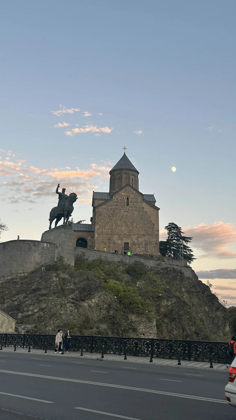 Прекрасный гид, великолепная экскурсия! Интересные локации, гид всегда готов ответить на все вопросы, держит тайминг, много