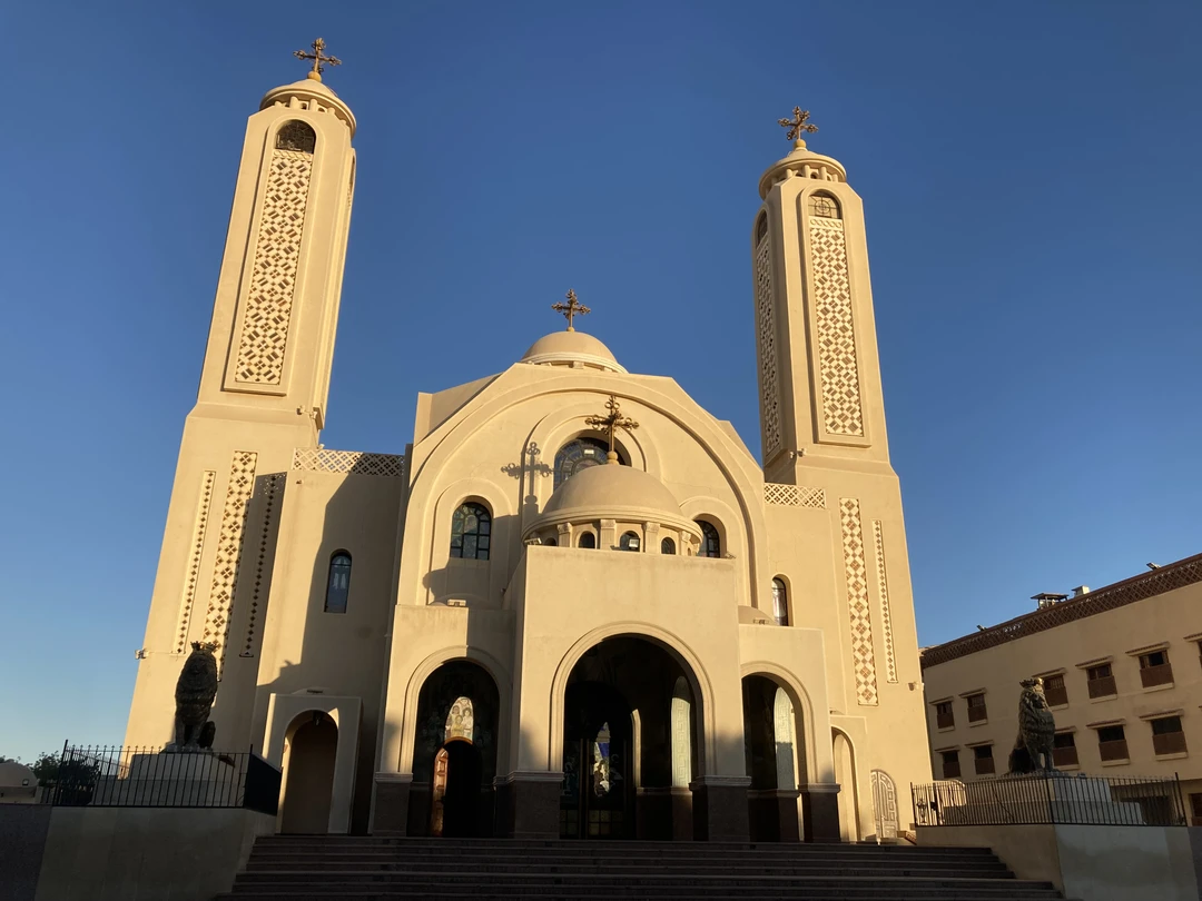 Выбрали экскурсию именно у Валида по рекомендации - и не пожалели! Валид очень интересный рассказчик с