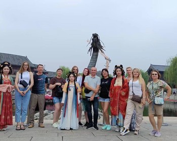 Центр охраны панд, буддийский монастырь и даосский храм Зелёной козы