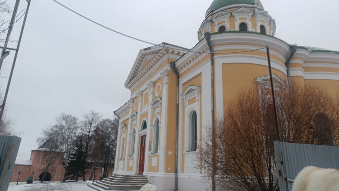 Неторопливо, с чувством, с толком, с расстановкой. Очень много событий и интересных историй о красивом городе