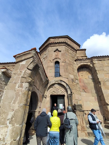 Сегодня на экскурсии "Святвя Мцхета" с для нас проводил гид Леван. 😊