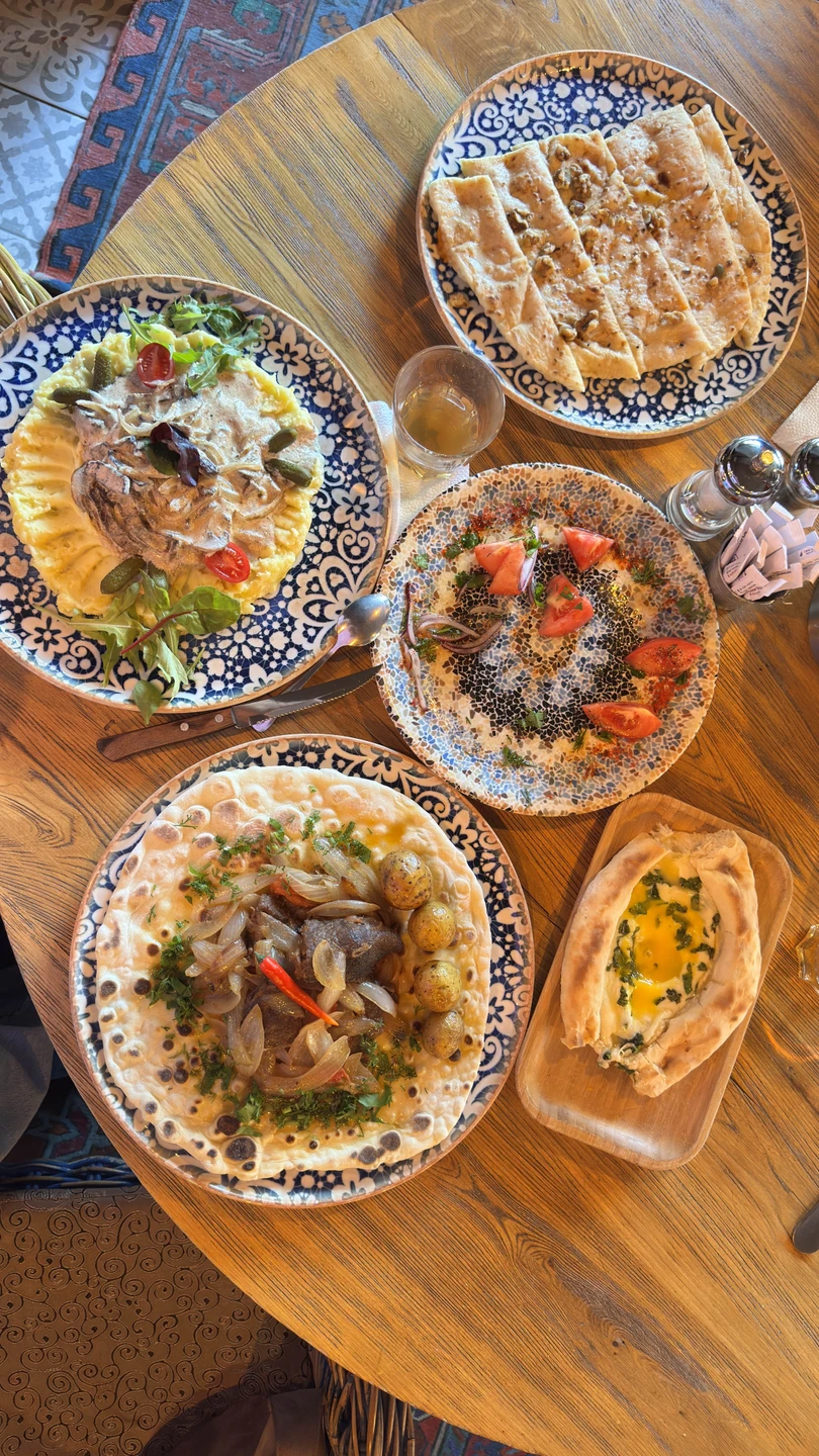 В Чечню мы поехали группой из 8 человек. Во главе нашей группы, он же водитель, экскурсовод и охранник, был Халид!