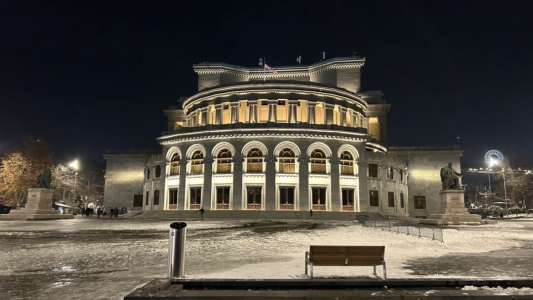 Знаете, есть гиды, которых слушать не хочется…. Есть такие, которые сами устали от своих экскурсий… А
