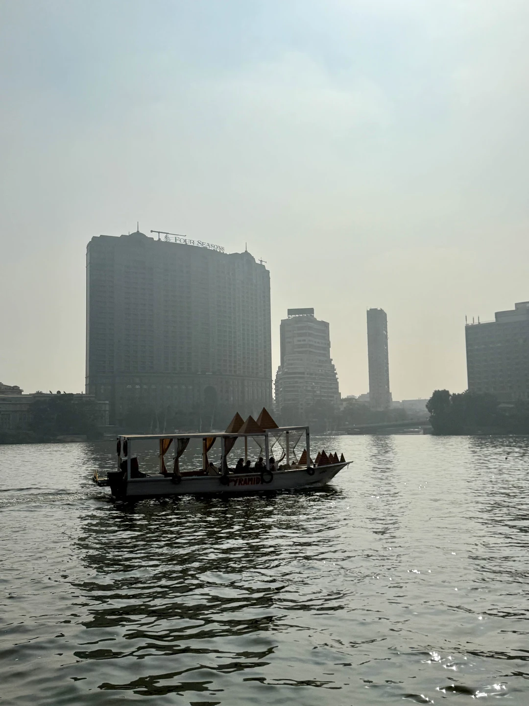 13 ноября посетили Большой Египетский музей и пирамиды Гизы. Также нас дополнительно по запросу нас завезли