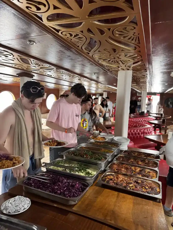 На пиратской яхте вдоль побережья Антальи