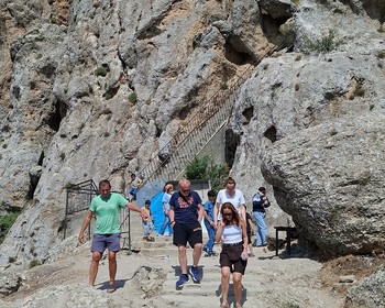 Розовое озеро, горы Хызы и гора Бешбармаг