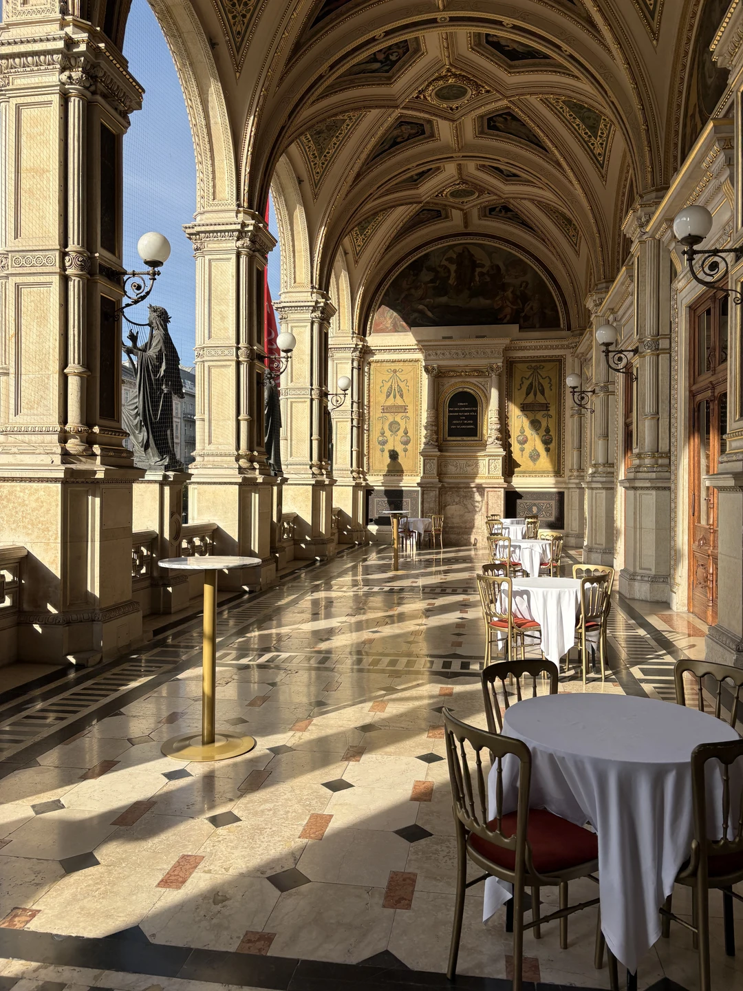 Экскурсия по Венской опере с Марианной была замечательной! Всего за час мы узнали много интересных фактов