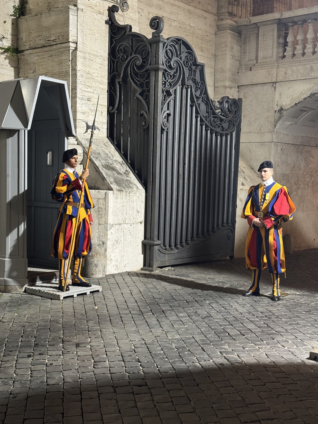 Ватикан - центр религии, истории и искусства (Энже)