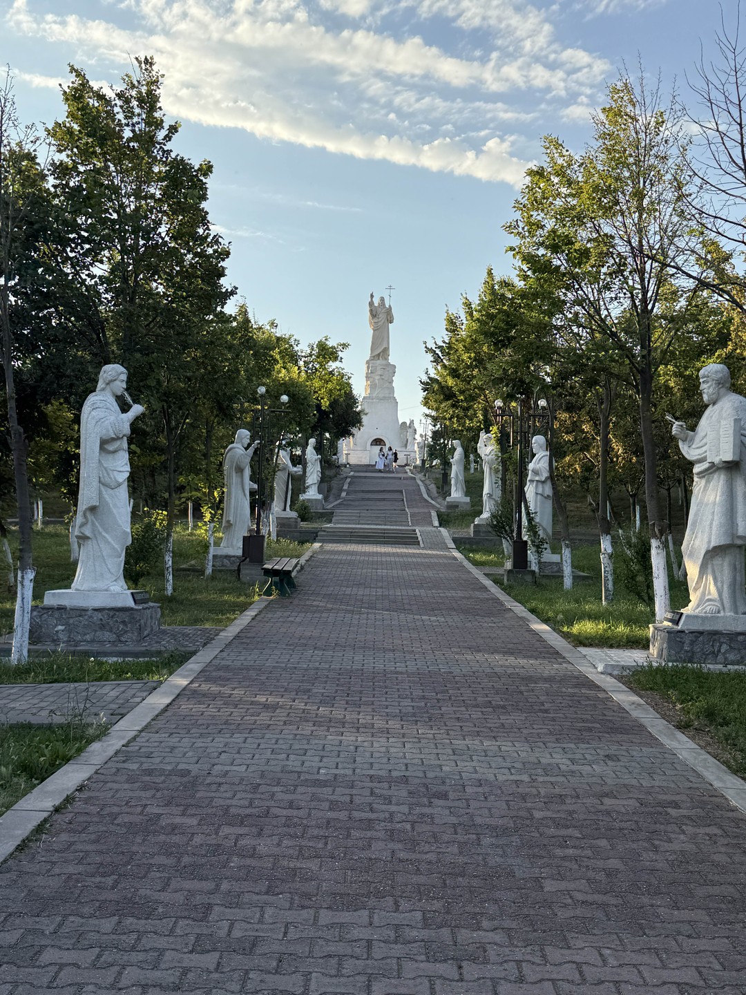 Все понравилось, Максим очень вежливый и приятный в общении, интересно рассказывал. Посетили: Железноводск, Ессентуки, Пятигорск и