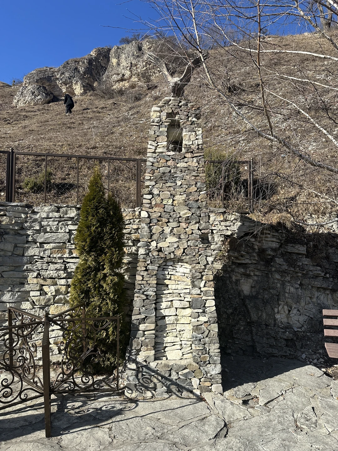 组织者并没有提前一天通知我，第二天的游览路线有变化，是导游接到我之后，我才知道改变了游览路线。但是导游Сулумбек很热情，负责，也很有耐心，我当天身体不太舒服，也没有睡好，导游知道后，让我自己在最后一排可以休息，还贴心的给我找了抱枕让我可以躺着休息，每到一个景点都会询问我是否好些了，是否要去游览这个景点？还贴心的带我们去当地的市场购买当地的食物，真的好便宜，而且还吃到了之前没吃过的当地食物。整体是十分开心的，给导游点赞！